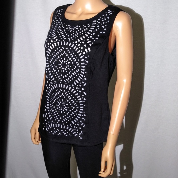 Geometric Cut Out Front Focus Pattern - Picture 4 of 8